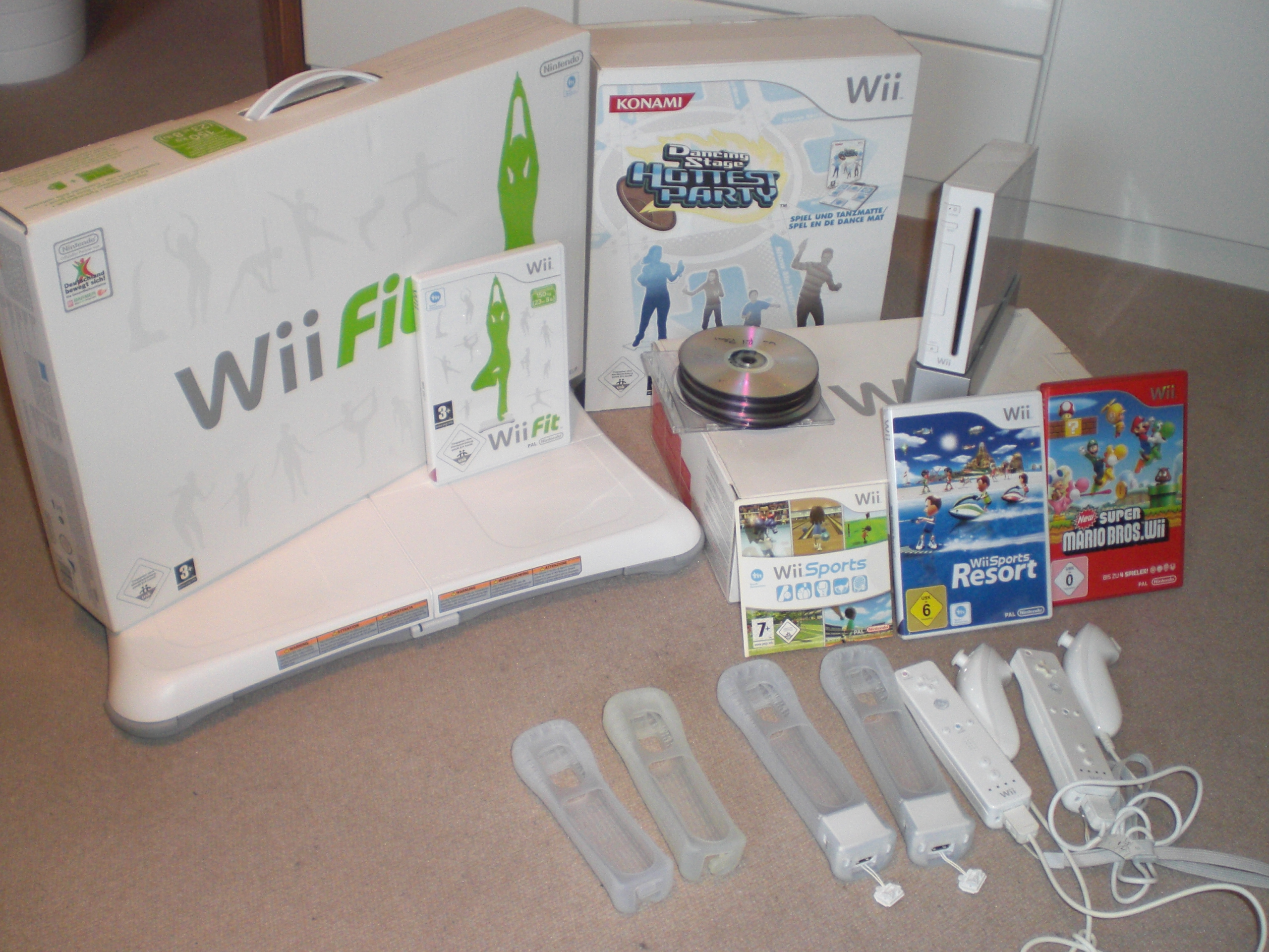 Wii Konsole mit Chip und viel Zubehör BalanceBoard, Tanzmatte,...  - Videospiele Konsolen - Duisburg