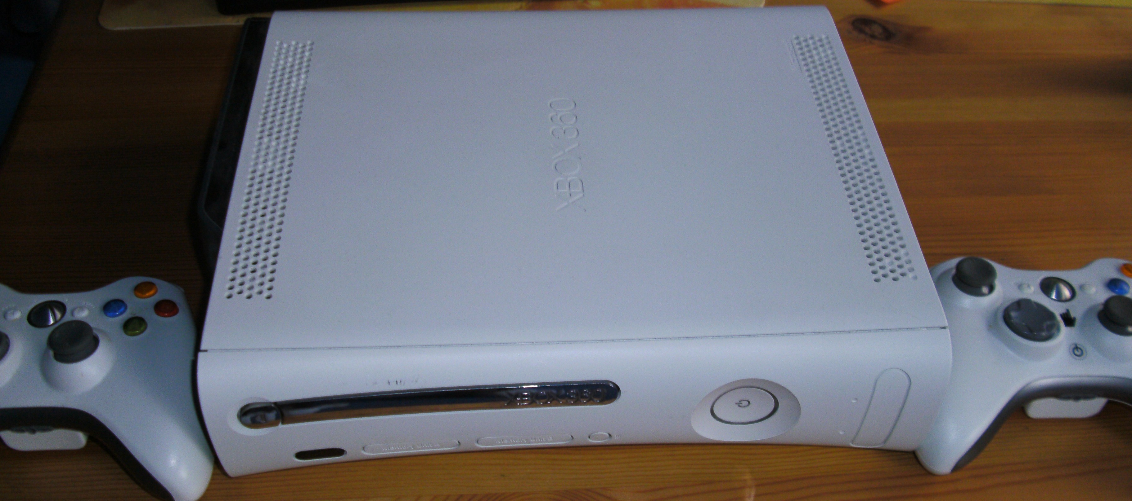 X-Box 360 mit zwei Steuerungen kabellos  - Videospiele Konsolen - Düsseldorf