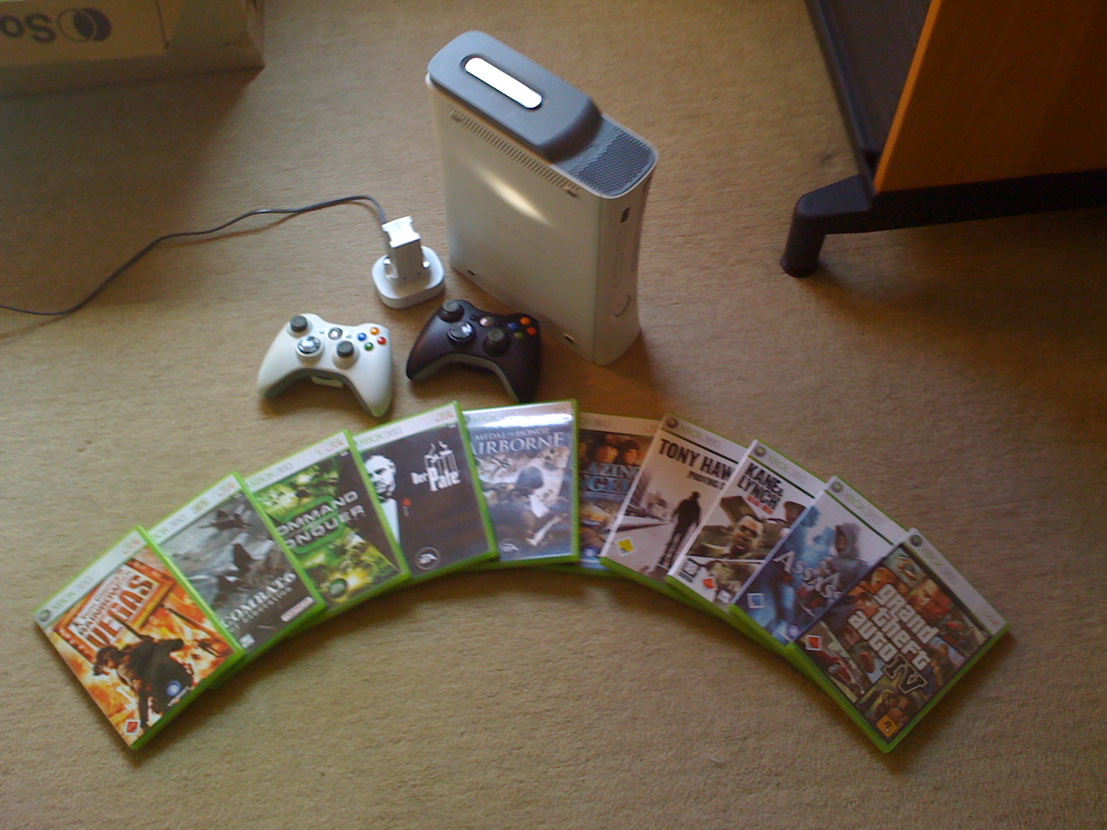 Xbox 360 10 Spiele 2 Wireless Controller Ladestation und einen Controller  - Videospiele Konsolen - Kleinsendelbach